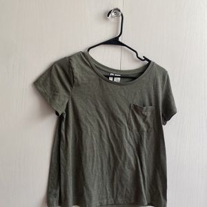 h+m basic forest green colored tshirt with side pocket